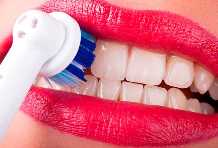 Что лучше: ультразвуковая или обычная зубная щетка?